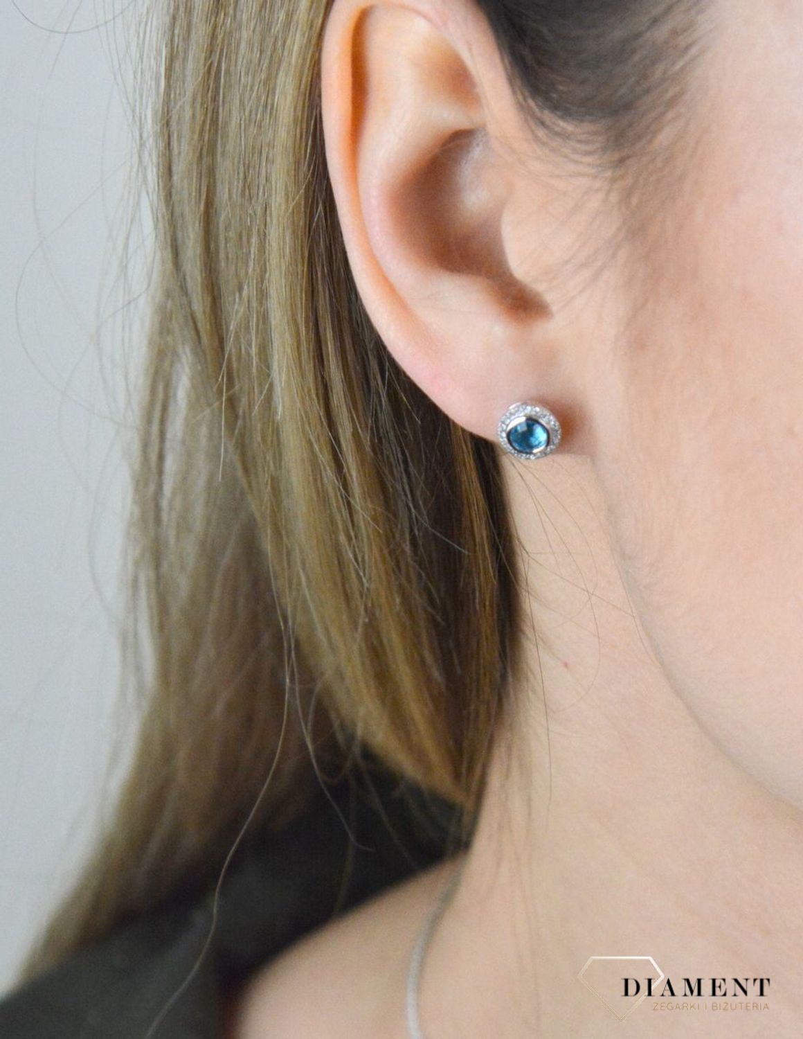 Kolczyki na sztyft z białego złota DIAMENT, topaz i brylanty 0660027065 HSI. Przepiękne kolczyki z białego złota wysadzane brylantami. Klasyka w najlepszym wydaniu. Złoto i brylanty to wyjątkowe połączenie, które kobiety wprost uwiel.jpg